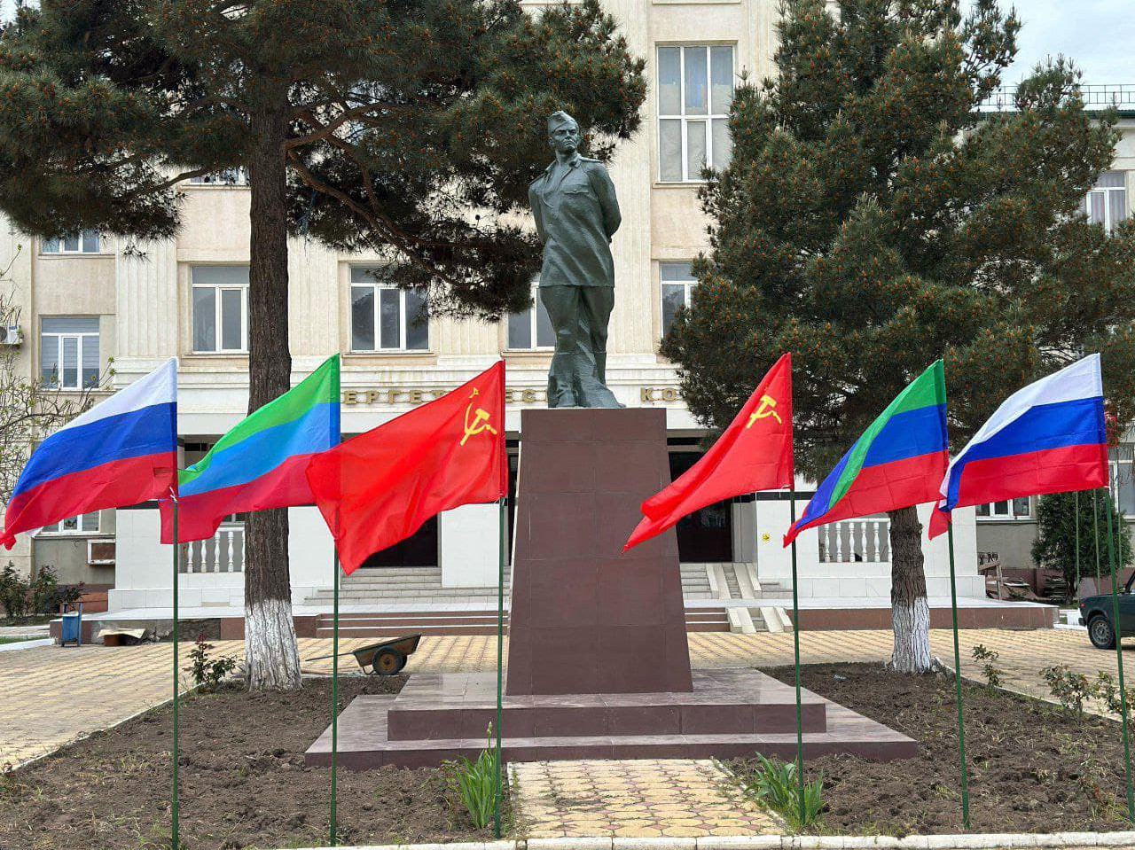 Памятник Герою Советского Союза Магомед-Загиду Абдулманапову в Каспийске торжественно открыт после реконструкции